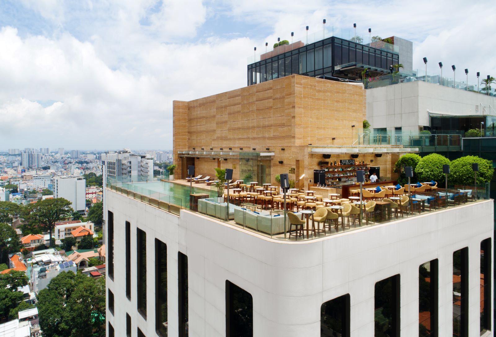 Hotel Des Arts MGallery Collection Saigon Asienreisen Von Asian   MGallery Saigon Rooftop Bar 01 